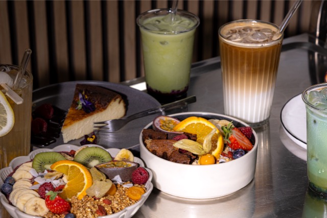 Langer Tisch mit Cheesecake, Bowls und Kaltgetränken
