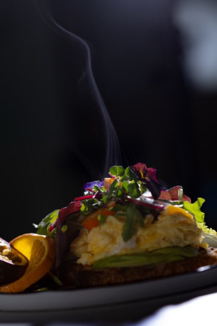 Dampfendes Rührei auf Sauerteig